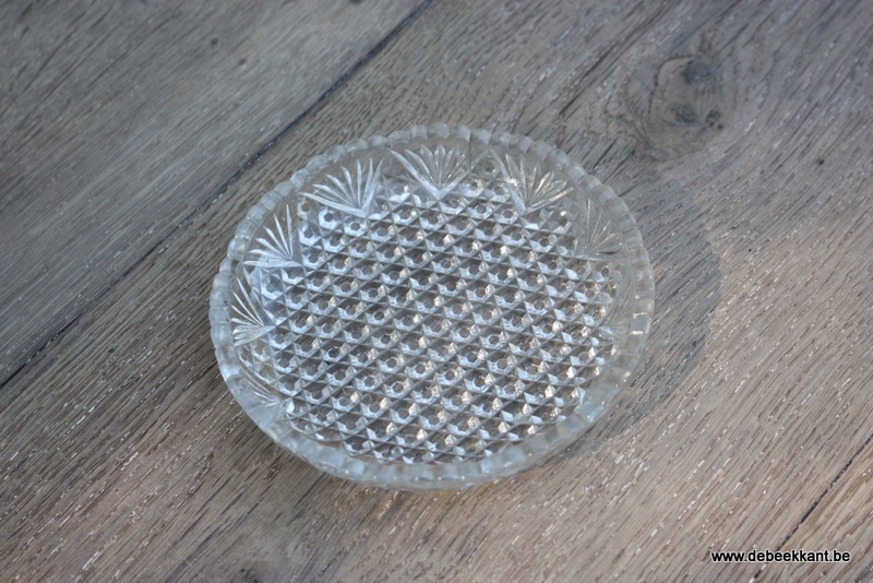 Antiek vintage glazen schoteltje geperst glas